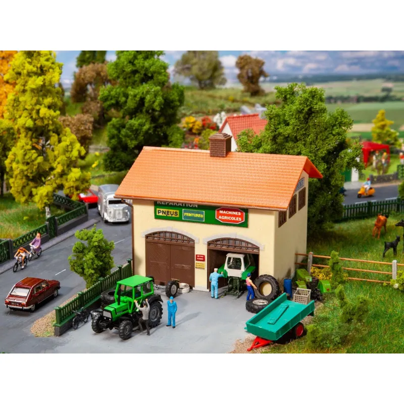 Atelier de tracteurs. MKD 2021