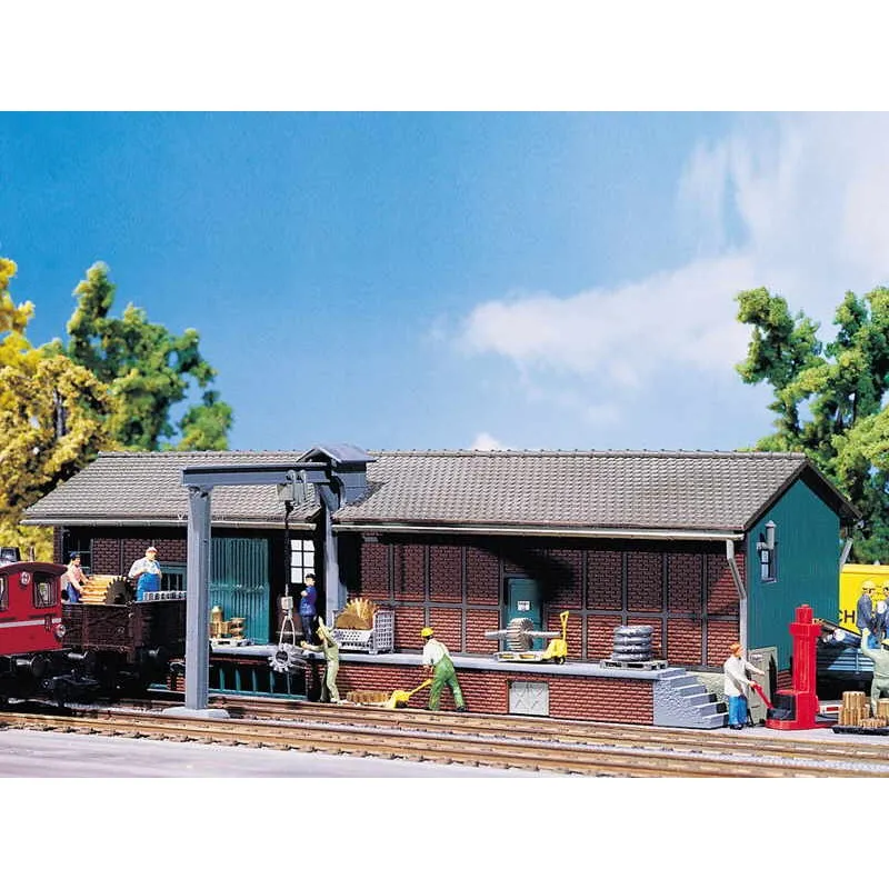 Entrepôt de marchandises avec grue. FALLER 120152