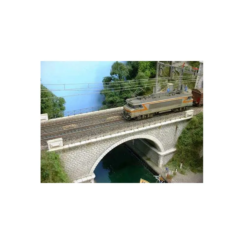 Pont avec une arche. PN SUD MODELISME 8763