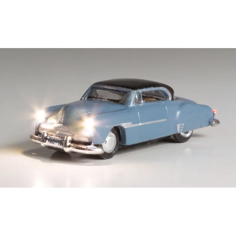 Véhicule classique avec lumières. WOODLAND SCENICS JP5616